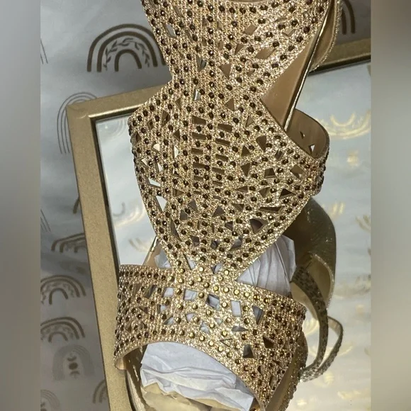 NWT Gold Textured Metallic Heels - Picture 3 of 13